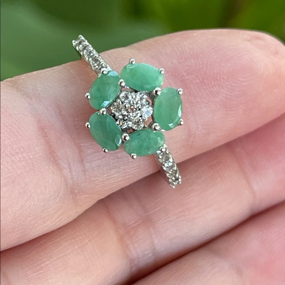 NWT Genuine Natural Emerald and White Topaz Gemstone Rosetta Ring Size 7